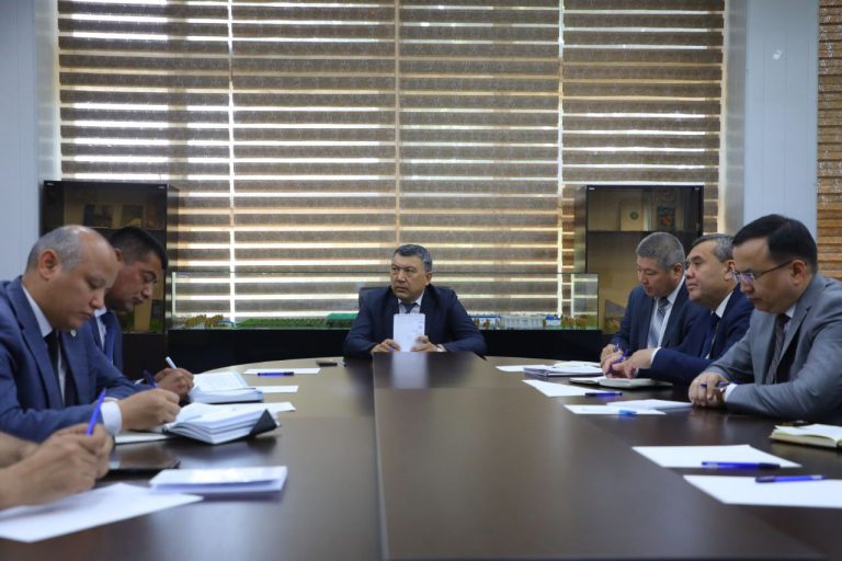 Под руководством ректора университета состоялось очередное совещание с участием проректоров и руководителей управлений.