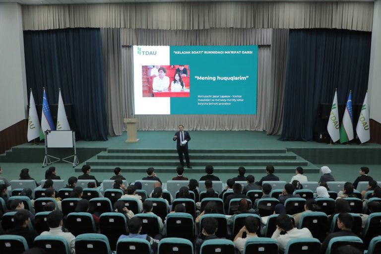 Toshkent davlat agrar universiteti Oʻsimliklar himoyasi, agrokimyo va tuproqshunoslik, Agromuhandislik va agrotexnologiyalar fakultetlari talabalari bilan birgalikda “Kelajak soati” loyihasi doirasidagi navbatdagi “Maʼrifat darsi” “Mening huquqlarim” mavzusida o‘tkazildi. Darsni Toshkent davlat agrar universiteti Yoshlar masalalari maʼnaviy-maʼrifiy ishlar bo‘yicha birinchi prorektori J. Lapasov olib bordi