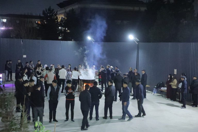 Toshkent davlat agrar universiteti rahbariyati Navroʻz ayyomi munosabati bilan Meva-sabzavotchilik va uzumchilik fakultetida tashkil etilgan Sumalak saylida ishtirok etdi hamda jamoa bilan birgalikda iftorlik dasturxonida jam bo‘ldi