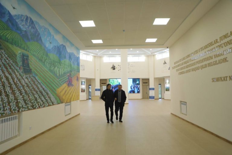 Toshkent davlat agrar universitetida yoshlarga yaratilgan zamonaviy sharoitlar, o‘quv va ilmiy laboratoriyalar faoliyati bilan Toshkent viloyati hokimi o‘rinbosari O. Sultonbekov yaqindan tanishdi