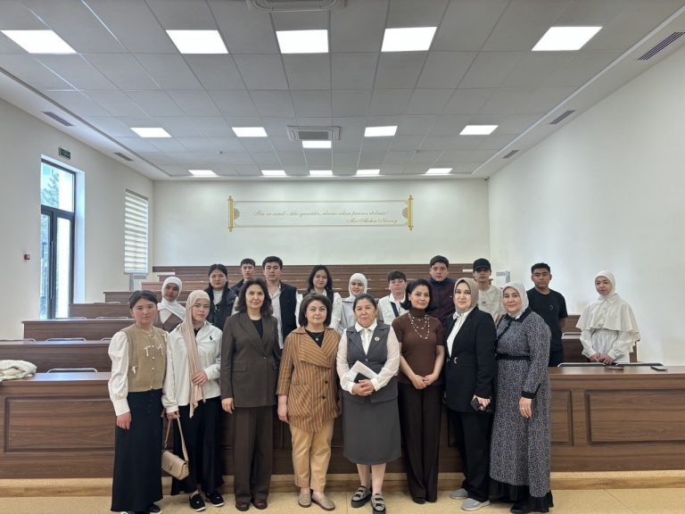 TDAUDA “OCHIQ ESHIKLAR KUNI”: QIBRAY TUMANI BITIRUVCHILARI ZAMONAVIY TA’LIM IMKONIYATLARI BILAN TANISHDI