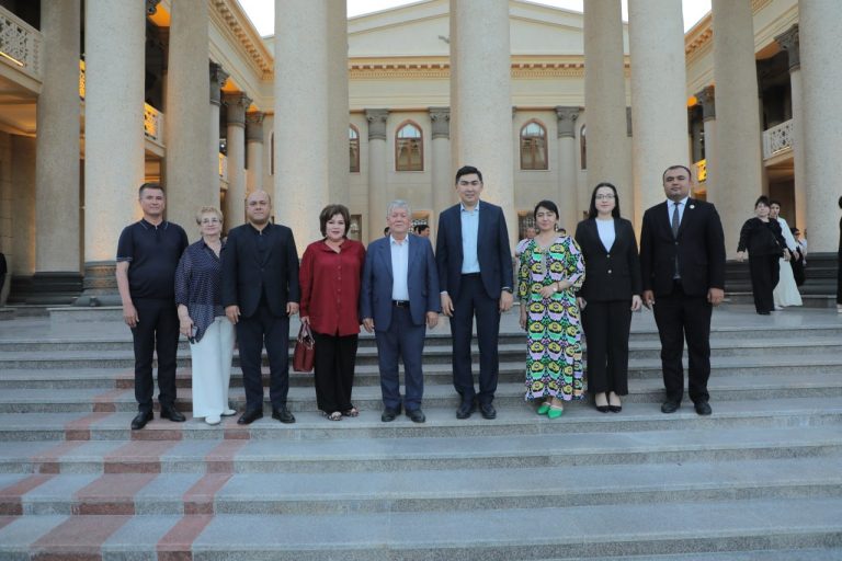 Chirchiq shahrida ma’naviy kecha: TDAU jamoasi “Yaldo kechasi” spektaklida